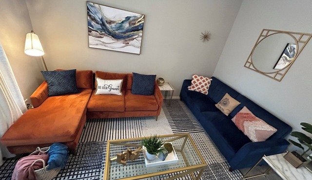 Luxe Central Suburban Retreat- close to speedway and airport