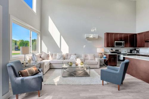 Luxe Condo Overlooking Park
