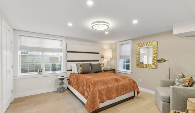 Luxe Designer Dream Home - Free Parking - Walk to Beach + Dining + Shopping
