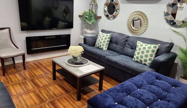 Luxe-Exquisite & Cozy-15 minutes to JFK Airport, 2-minute walk to L train to NYC