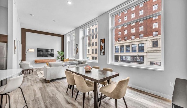 Luxe Flat with Heated Pool Sauna Rooftop Deck Gym