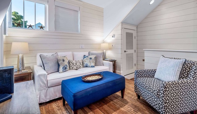 Luxe Full Loaded Carriage Apt w Amenities by Beach