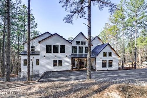 Luxe Group Getaway w/2-Story Deck in Broken Bow!