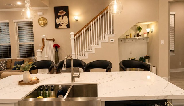 Luxe Haven Stays Spacious 3BR Near NRG, Med Center & Downtown Houston