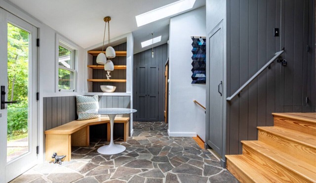 Luxe Historical Style - 2 FP’s & Soaking Tub