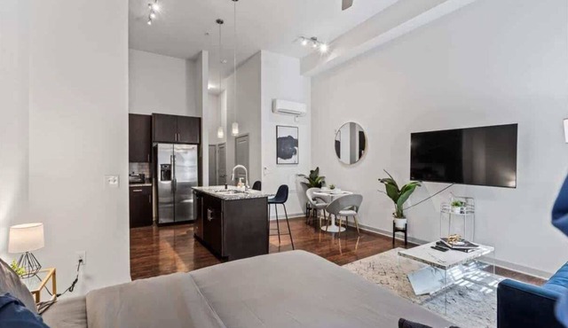 Luxe King Bed Studio—in Midtown!