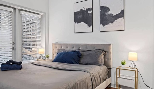 Luxe King Bed Studio in Midtown!