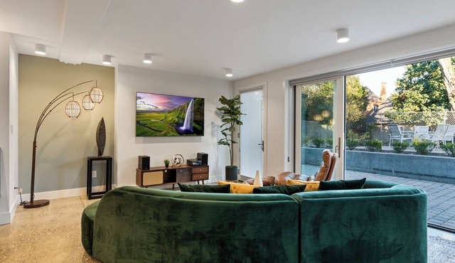 Luxe King Suite + Steps 2 Lake Union + Chef's Kitchen