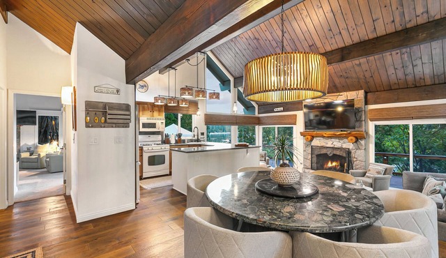 Luxe Lakefront Escape Sleeps 12+ on Calm but Active Waters of N Bay!