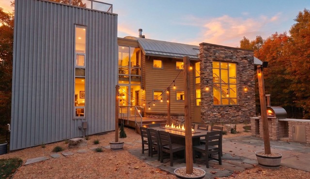 Luxe Lakefront Estate near Minneapolis, Hot Tub, Sauna, Kayaks, Sleeps up to 20
