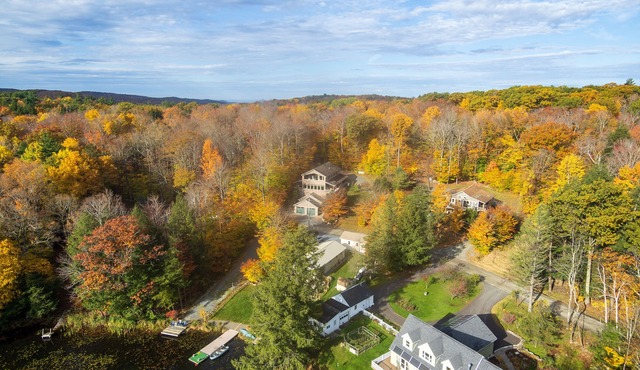 *Luxe Lakefront Paradise* King Beds, Game Room, Direct Lake Access!