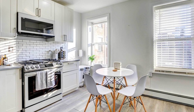 'LUXE Launch Pad' Apt in Walkable Location!