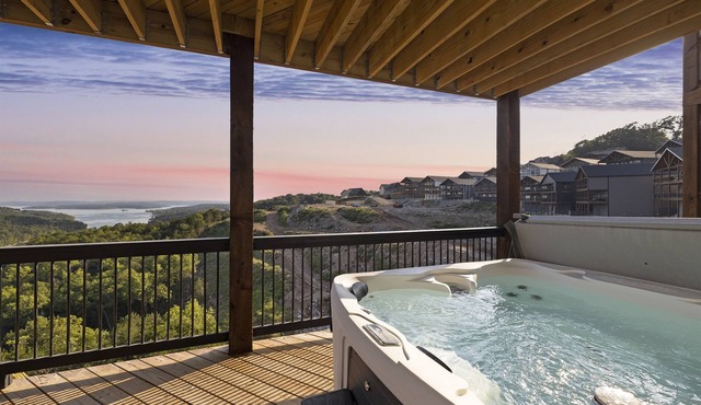 Luxe Lodge, HotTub, Theater & Lake View, SDC 3 min