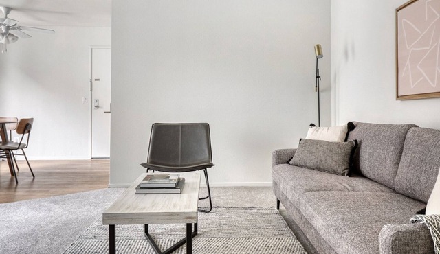 Luxe Los Feliz 1BR w/ Gym, Lounge & Pool, near Observatory, by Blueground