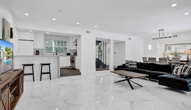 Luxe Mansion/10min Walk Beach/Gameroom/Heated pool