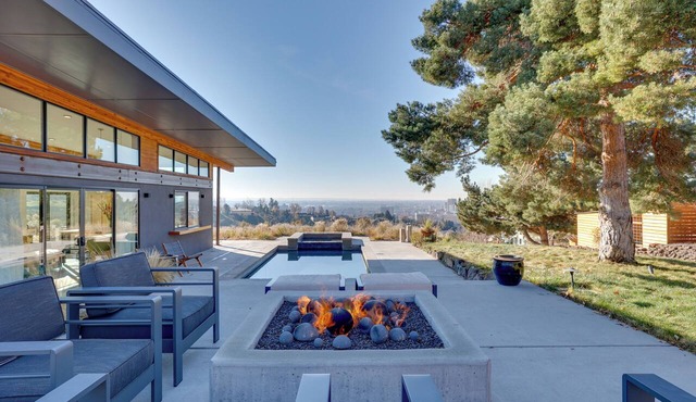 Luxe, Modern Studio w/ Sweeping City Views!