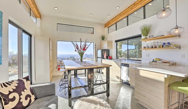Luxe, Modern Studio w/Sweeping City Views!