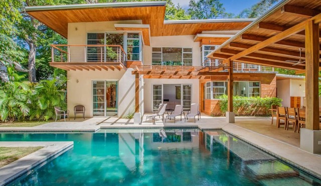 Luxe Modern Villa w/pool yard at premium location