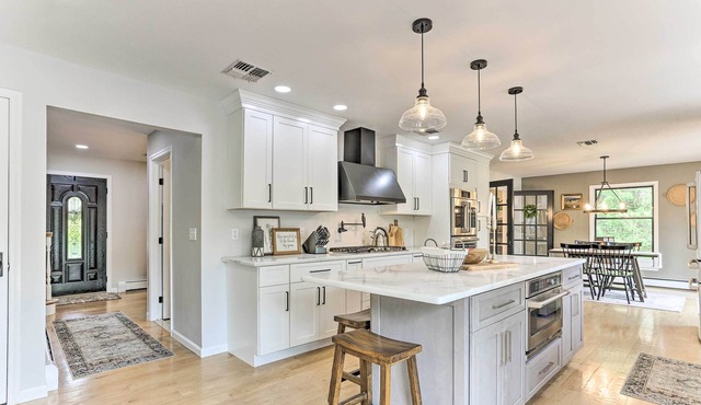 Luxe Montgomery Home w/ Hot Tub Near Angry Orchard