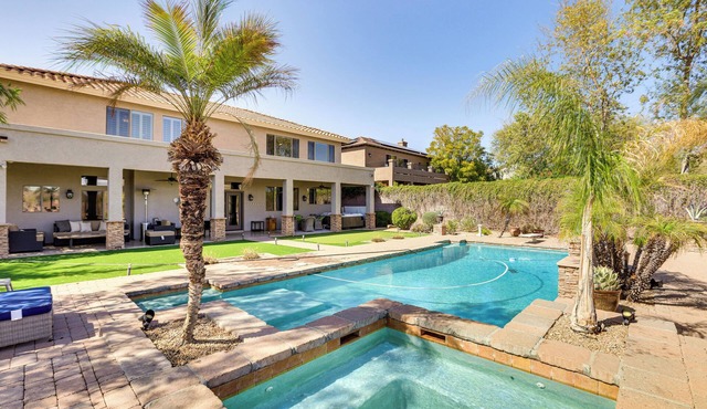 Luxe Mtn-View Mansion w/Hot Tub in Phoenix!
