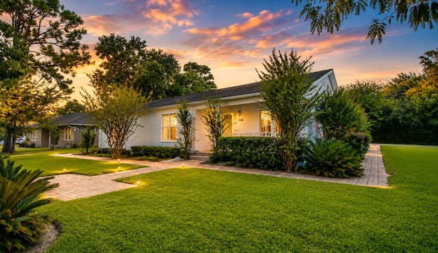 Luxe Spacious 5BR Mansion, 2mins to NRG Stadium, Stays 13, BBQ, Projector, Park