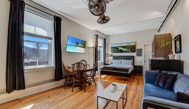 Luxe Studio 4 On Main Street -Luxury Steam Shower, Views! Kitchen, Washer/Dryer
