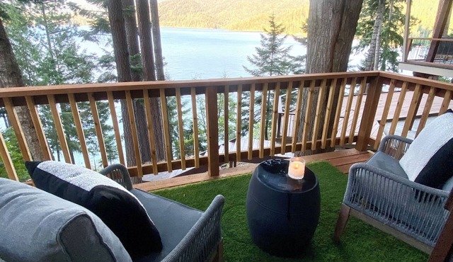 Luxe studio “Blue Hayden”with Hayden Lake private dock access, & hot tub