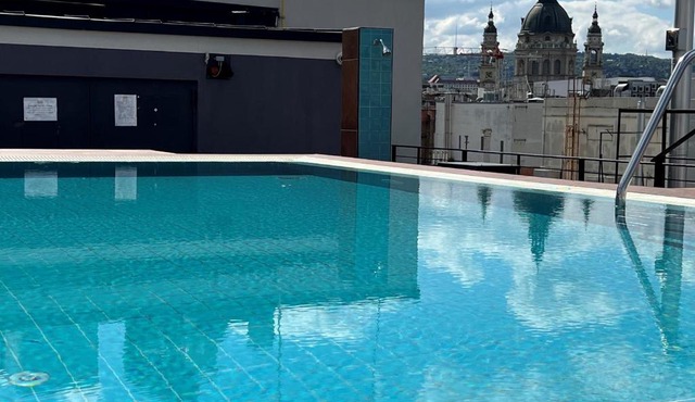 Luxe Studio in City Center with FREE Parking