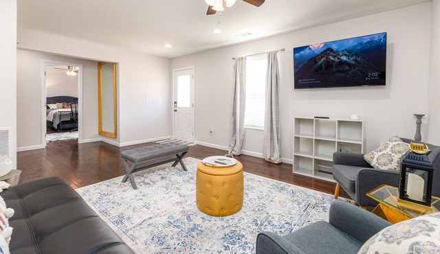 Luxe suite w/ a ★Full Kitchen★ Private Entrance ★Netflix ★W/D