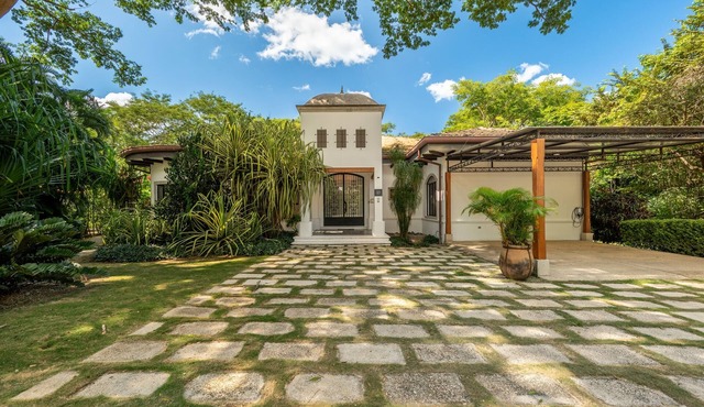 Luxe tropical villa with private pool, fairway views & on-site golf/pools/tennis