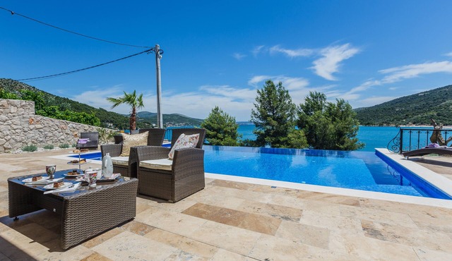 LUXE! Villa by the sea with heated pool! 15 mins from Split airport, (OWNER)