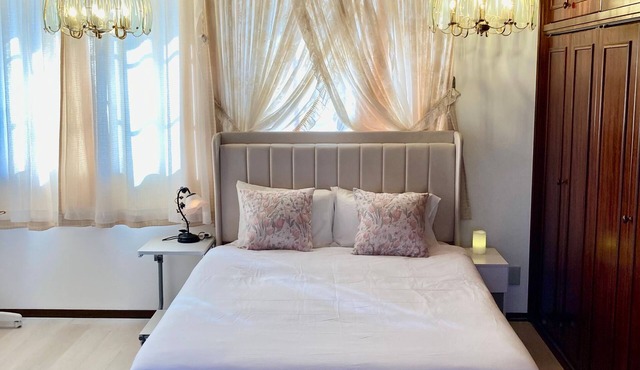 Luxrious double room with mountain view and ocean view from the balcony and an interior window/Hamada Shimane
