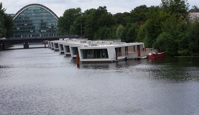 Luxury houseboat centrally in Hamburg with a clear view