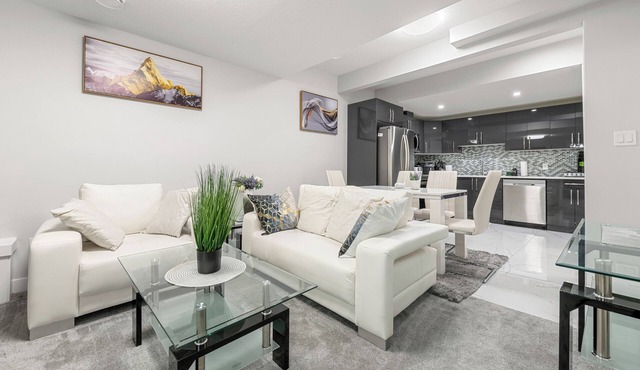 Luxurious 1 bedroom + Den Near Edmonton International Airport