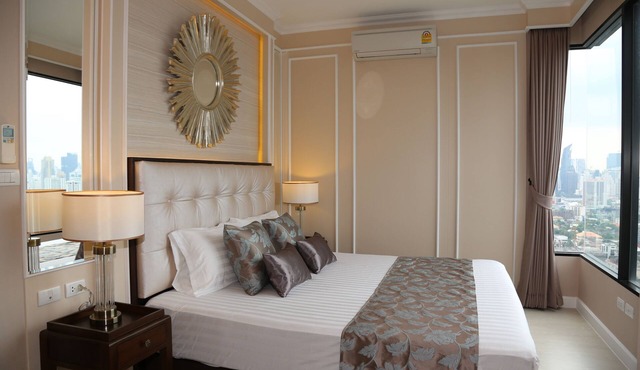 Luxurious 2 bedrooms condo close to airport link