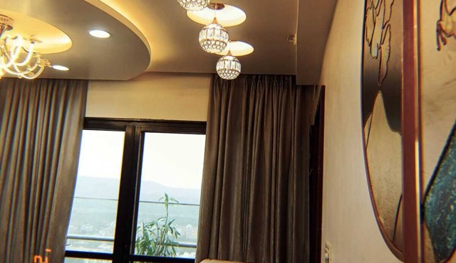 Luxurious 2-bedroom flat, 5 sitter Recliner sofa, WiFi, modern amenities in Pune