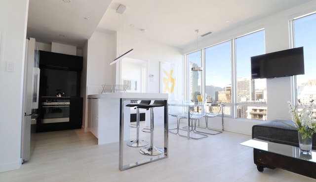 Luxurious 2 BR in ❤︎ Vancouver w/Incredible Views