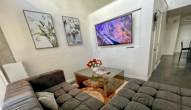 Luxurious 2 Level Sky-Rise with a Hollywood View ✨