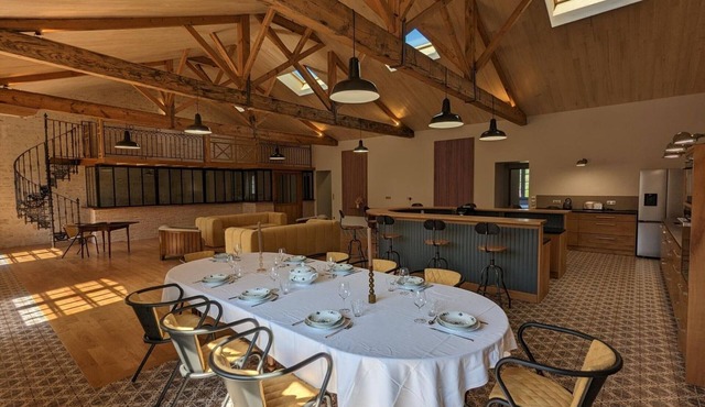 Luxurious 2BR Apt with Gourmet Kitchen & Private Baths, Central Location, Dec-Feb Truffle Tasting