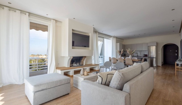 Luxurious 3-Bdrm Seaside Retreat in Glyfada | Fully Renovated