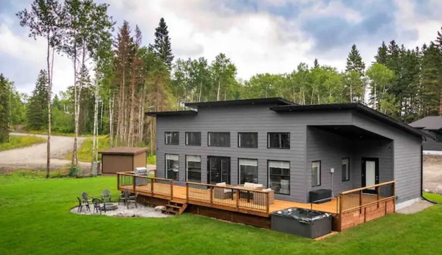 Luxurious 3 BR w/hot tub. Mins to Clear Lake!