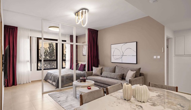 Luxurious 3BDR In King David 19 with Parking