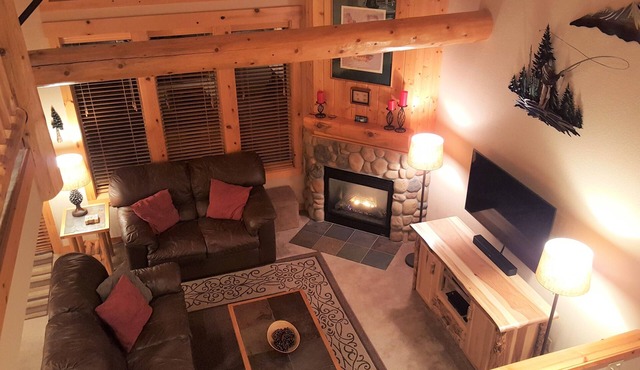 Luxurious 3BR/2BA Eagle Crest Chalet on Golf Course w/Private Hot Tub & Garage