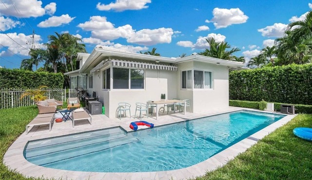 Luxurious 4Bdr with a pool, blocks to beach