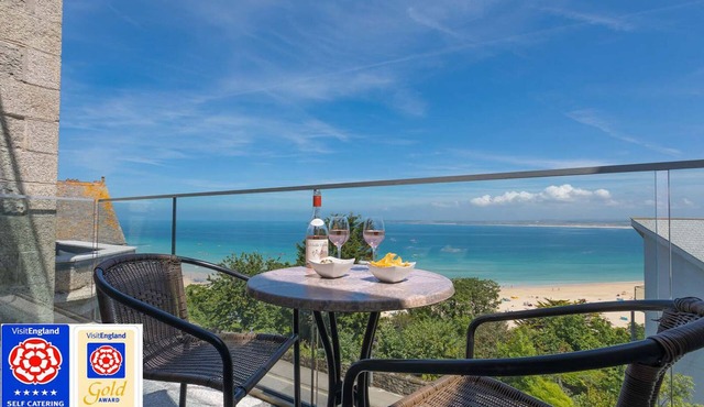 Luxurious 5* Beachfront apartment, free wifi and sky tv