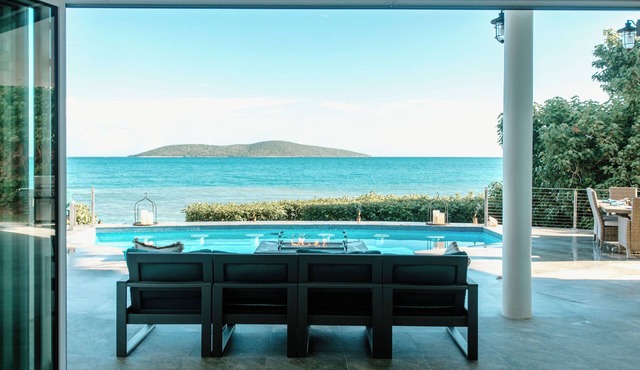 Luxurious 5-bedroom villa Ocean Front, BEACH ACCESS