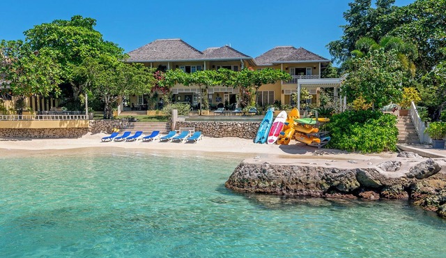 Luxurious 5 Bedroom Villa on Private Beach with Tennis and Pickleball Court