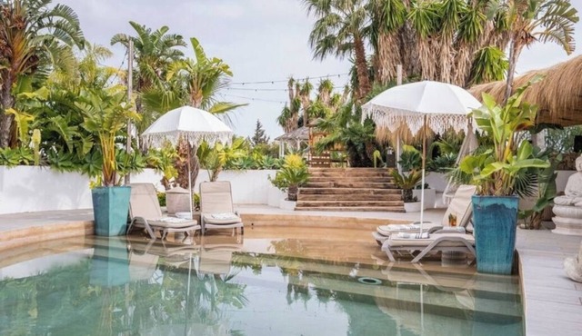 Luxurious 6-bedroom private resort, Amazing Pool/Bar and Bodega Benalmádena