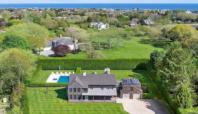 Luxurious 7-bedroom estate south of the highway and 5 mins from the ocean!