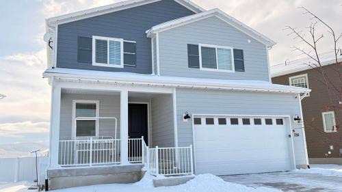 Luxurious 7-BR Family Retreat w/Hot Tub + Games!